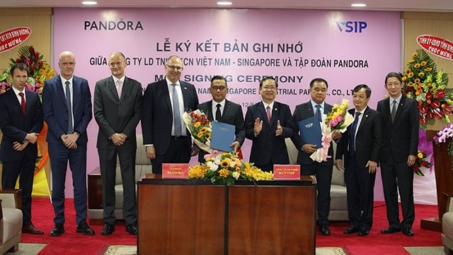 Cérémonie de signature de l’accord pour construire une nouvelle usine de fabrication de bijoux de Pandora dans la VSIP 3. Photo : congthuong.vn.