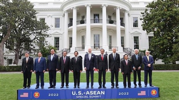 Les dirigeants des pays de l'ASEAN et le Président des Etats-Unis, Joe Biden, devant la Maison Blanche lors du banquet du 12 mai, organisé avant le sommet spécial ASEAN-États-Unis. Photo : VNA