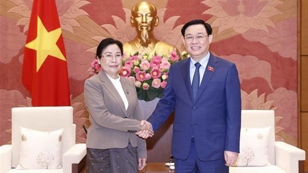 Le Président de l'Assemblée nationale vietnamienne, Vuong Dinh Huê, et la présidente de la Cour populaire suprême du Laos, Viengthoong Siphandone. Photo : VNA.