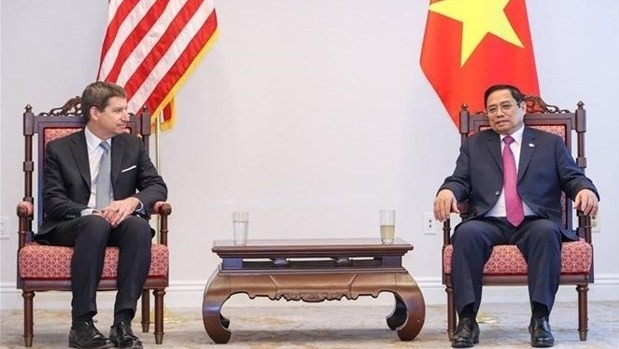 Le Premier ministre vietnamien, Pham Minh Chinh (à droite), et le directeur général de l’Agence Américaine de Financement pour le Développement International (DFC), M. Scott A. Nathan. Photo : VNA.