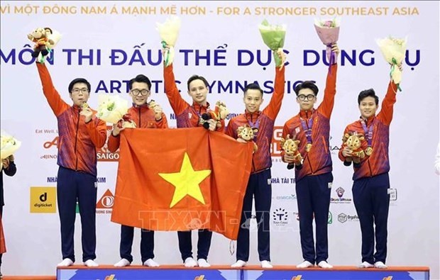 L'équipe masculine gymnastique du Vietnam remporte la médaille d'or. Photo : VNA