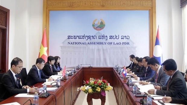 Entretien entre les présidents des Commissions des Relations extérieures des Assemblées nationales vietnamienne et laotien, le 16 mai à Vientiane. Photo : VNA