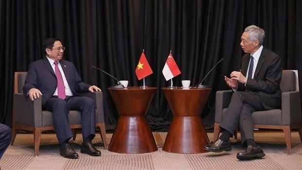 Le Premier ministre vietnamien, Pham Minh Chinh (à gauche), et son homologue singapourien Lee Hsien Loong. Photo : VNA.