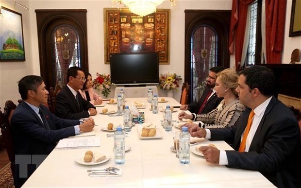 Vue de la rencontre entre l’ambassadeur du Vietnam en Argentine et au Paraguay Duong Quôc Thanh et le ministre paraguayen de la Culture Rubén Dario Capdevila. Photo : VNA