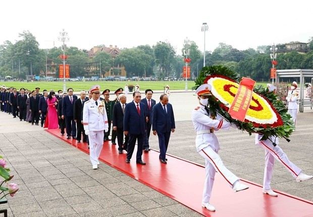 La délégation de dirigeants rend hommage au Président Hô Chi Minh en son mausolée, le 19 mai. Photo : VNA.