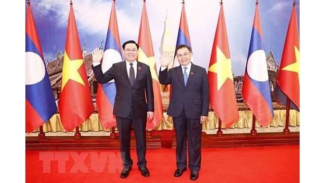 Le Président de l'AN du Vietnam, Vuong Dinh Huê (à gauche) et le Président de l’AN du Laos, Saysomphone Phomvihane. Photo : VNA.