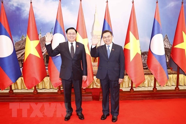 Le Président de l'Assemblée nationale vietnamienne, Vuong Dinh Huê (à gauche), et son homologue lao, Xaysomphone Phomvihane. Photo : VNA.
