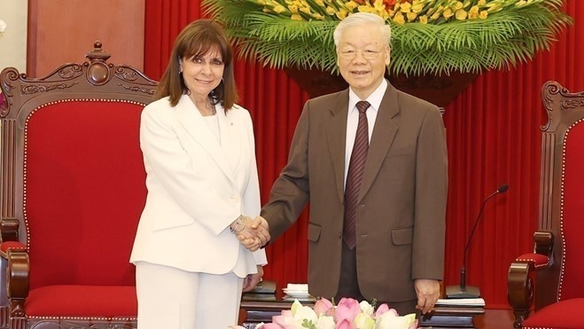 Le Secrétaire général du Parti communiste du Vietnam, Nguyen Phu Trong (à droite), reçoit la présidente grecque Katerina Sakellaropoulou. Photo: VNA