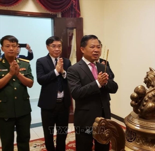Cérémonie d'offrande d'encens pour rendre hommage au Président Hô Chi Minh à l'occasion de son 132e anniversaire à l'Ambassade du Vietnam au Cambodge. Photo : VNA.
