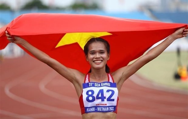 La coureuse Pham Thi Hông Lê célèbre sa médaille d'or. Photo : VNA.