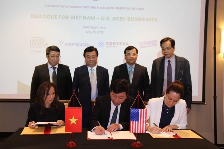 La cérémonie de signature du mémorandum d’entente sur la coopération dans la mise en place du projet « She Feeds The World » au Vietnam. Photo : thoidai. 