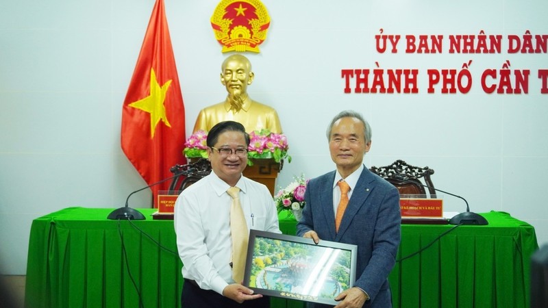 Le président du Comité populaire de la ville de Can Tho, Trân Viêt Truong (à gauche), et le président de la KOAECA, Lee Nam Kee. Photo: thoidai.com.vn