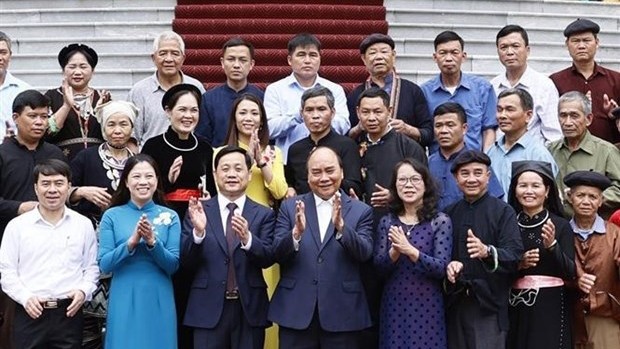 Le Président du Vietnam, Nguyên Xuân Phuc, pose avec les minorités ethniques de prestige de la province de Tuyên Quang. Photo : VNA.