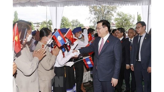 Le Président de l'Assemblée nationale du Vietnam, Vuong Dinh Huê, visite l'internat pour les minorités ethniques de Champasak au Laos. Photo : VNA.