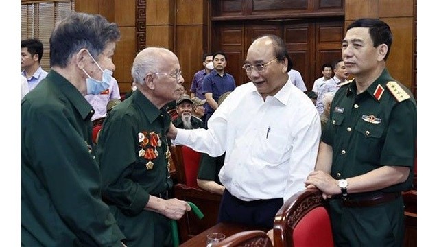 Le Président du Vietnam, Nguyên Xuân Phuc, rencontre d'anciens combattants. Photo : VNA.