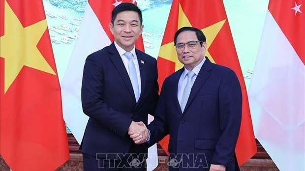 Le Premier ministre Pham Minh Chinh (à droite) et le président du Parlement de Singapour Tan Chuan-Jin. Photo: VNA