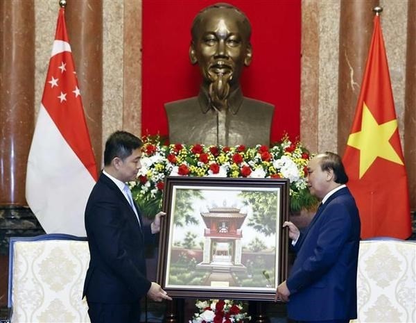 Le Président du vietnam, Nguyên Xuân Phuc (à droite), et le Président du Parlement de Singapour, Tan Chuan-Jin. Photo : VNA.