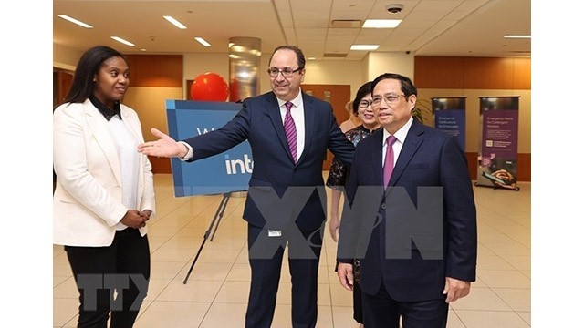 Le Premier ministre vietnamien, Pham Minh Chinh, rend visite au groupe Intel. Photo : VNA.
