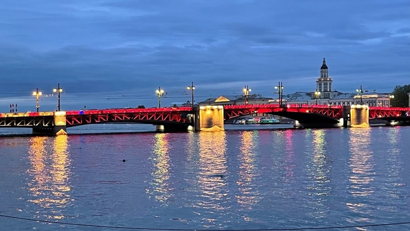 Lors de l’évènement « Les Journées vietnamiennes à Saint-Pétersbourg, le pont du Palais a été illuminé pour la première fois en rouge et jaune, représentant le drapeau national du Vietnam, de 22 h 15 le 17 mai à 2 h 15 le 18 mai. Photo : VOV