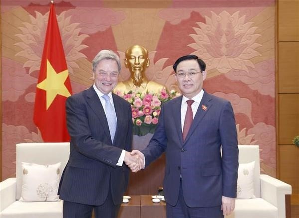Le Président de l'Assemblée nationale du Vietnam, Vuong Dinh Huê (à droite), et le vice-président du groupe Boeing et président de Boeing International, Michael Arthur. Photo : VNA.