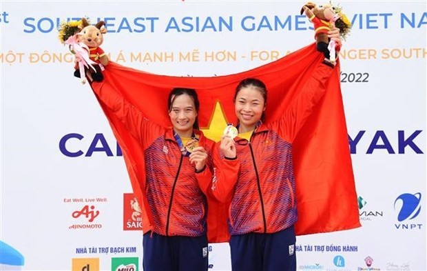 Les Vietnamiennes Truong Thi Phuong et Nguyên Thi Ngan montent sur la plus haute marche du podium. Photo : VNA.