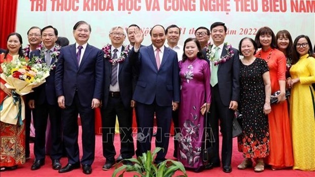 Le Président du Vietnam, Nguyên Xuân Phuc, assiste le 21 mai à une cérémonie honorant 106 intellectuels scientifiques et technologiques exceptionnels de 2022. Photo : VNA.