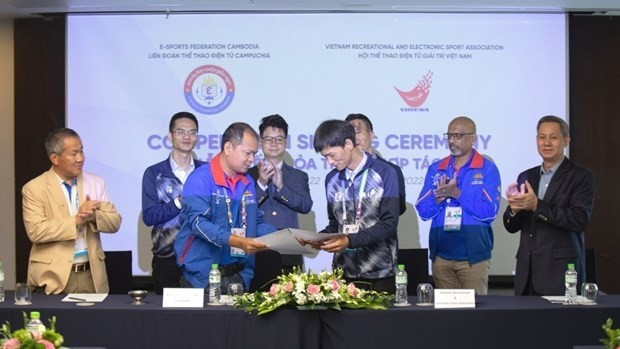 Signature de la coopération entre l'Association vietnamienne des sports récréatifs et électroniques et la Fédération cambodgienne des sports électroniques. Photo : NDEL.