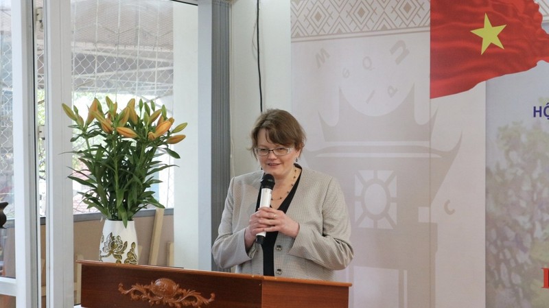 Ekaterina Bakeeva, conseillère de l’ambassade de Russie au Vietnam, prend la parole lors de la cérémonie. Photo : Thoidai.