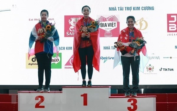 De gauche à droite, Plengsaengthong Ratchadaporn (Thaïlande, médaille d’argent), Phi Thanh Thao (Vietnam, médaille d’or), Veloso Martina Lindsay P (Singapour, médaille de bronze) en pistolet à air comprimé à 10 m. Photo : VNA