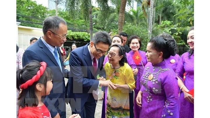 Le Vice-Premier ministre vietnamien, Vu Duc Dam, rencontre des Vietnamiens en Thaïlande. Photo : VNA.