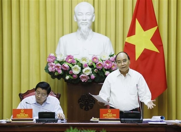 Le Président du Vietnam, Nguyên Xuân Phuc (debout), s’exprimant lors de la réunion à Hanoi, le 24 mai. Photo : VNA.