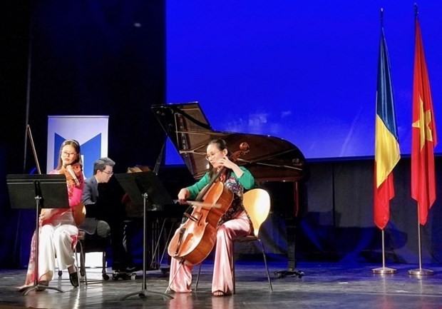 Des étudiants vietnamiens à l’Université nationale de musique de Bucarest sur scène. Photo : VNA.