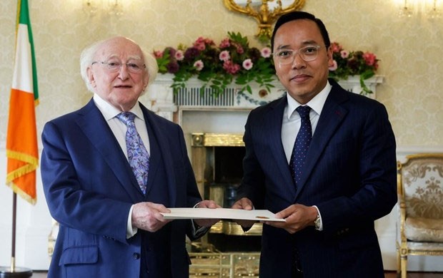 L'ambassadeur du Vietnam au Royaume-Uni et en Irlande, Nguyên Hoàng Long (à droite), présente ses lettres de créances au Président irlandais, Michael D.Higgins. Photo : VNA.