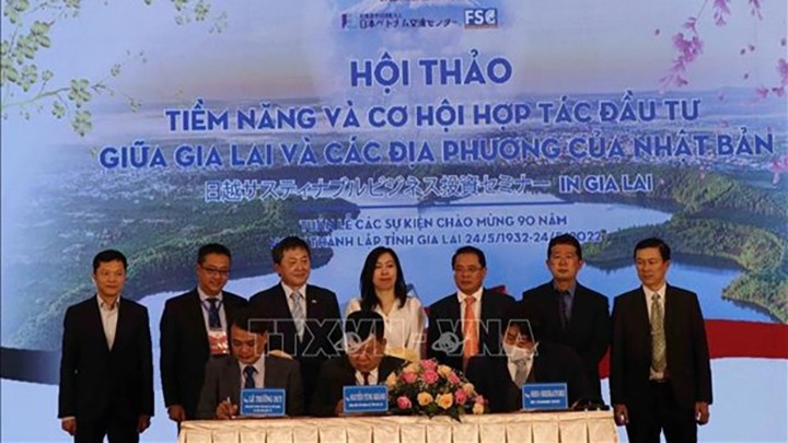 Signature d'un accord dans le cadre du séminaire sur les « Potentiels et opportunités de coopération dans l'investissement entre Gia Lai et des localités japonaises ». Photo : VNA.