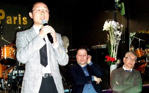 PHAM Phu Cuong (debout), conseiller municipal de Lognes, ancien candidat pour être député de la Seine et Marne. Photo: PHAM Phu Cuong. 