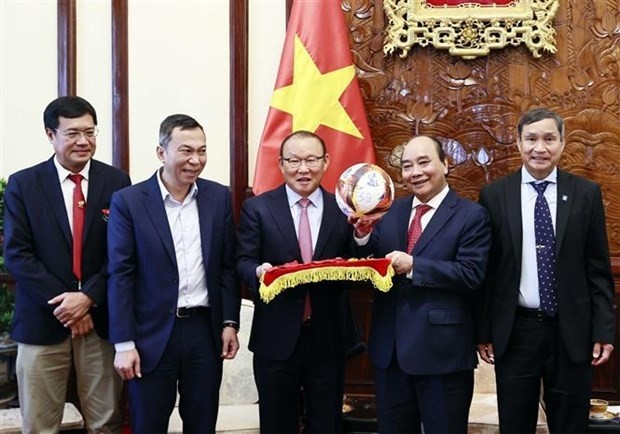 Le Président Nguyên Xuân Phuc avec les entraîneurs Park Hang-seo et Mai Duc Chung, à Hanoi, le 28 mai. Photo : VNA.