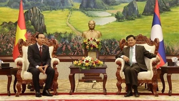 Le secrétaire général du Parti populaire révolutionnaire du Laos (PPRL) et président lao, Thongloun Sisoulith (à droite), et Nguyên Van Nên, membre du Bureau politique, secrétaire du Comité municipal du Parti de Hô Chi Minh-Ville. Photo : VNA.