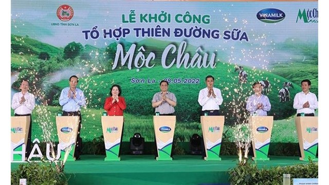 Le Premier ministre Pham Minh Chinh (centre) lors de la cérémonie de mise en chantier du projet de complexe "Paradis du lait de Môc Châu", le 28 mai, dans le district de Môc Châu, province de Son La. Photo : VNA