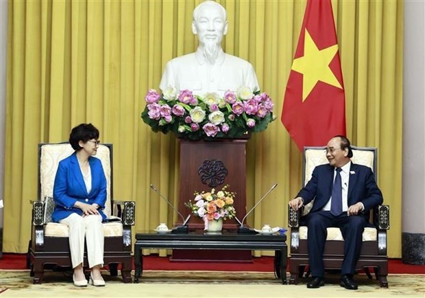 Le Président du Vietnam, Nguyên Xuân Phuc, et la présidente l’Association des Sud-Coréens au Vietnam, Chang Eun-sook, à Hanoi, le 27 mai. Photo : VNA.