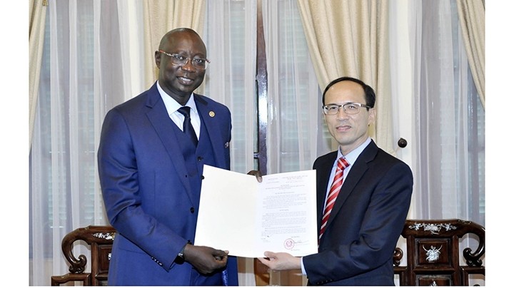 Nomination de Samuel Minyan Jobe au poste de consul honoraire du Vietnam en Gambie. Photo : baoquocte.vn