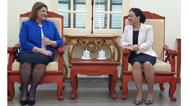  L’ambassadrice Nguyên Phuong Nga, présidente de VUFO (à droite) et l’ambassadrice égyptienne au Vietnam, Amal Abdel Kader Elmorshi Salama. Photo : thoidai.com.vn.
