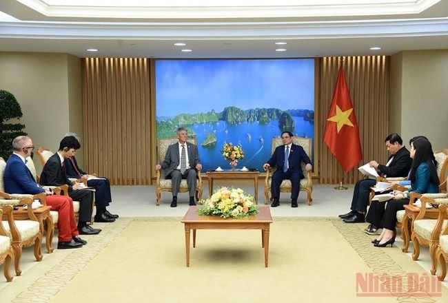 Lors de la rencontre entre le Premier ministre vietnamien, Pham Minh Chinh (à droite), et le professeur Stewart Cole, directeur général de l'Institut Pasteur de Paris. Photo: Trân Hai/NDEL