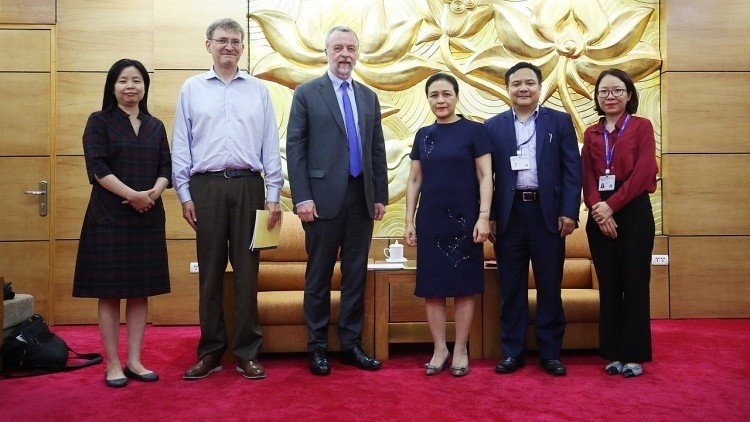 La présidente de l’Union des organisations d’amitié du Vietnam, l’ambassadrice Nguyen Phuong Nga (3e à droite) et les représentants de l’USIP. Photo: thoidai.com.vn