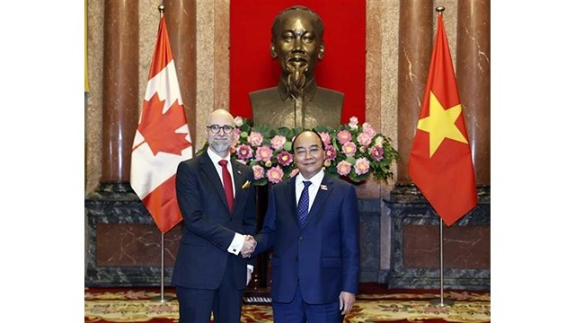 Le Président du Vietnam, Nguyên Xuân Phuc (à droite), et l'ambassadeur du Canada, Shawn Perry Steil. Photo : VNA.