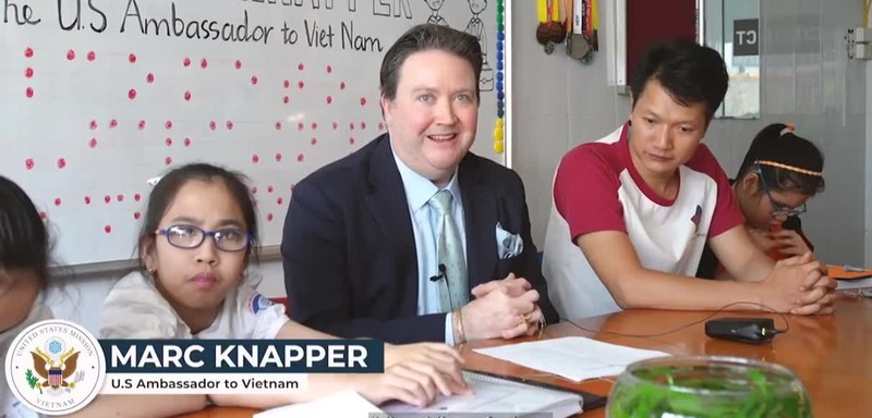 L'ambassadeur américain au Vietnam, Marc Knapper, rend visite à des élèves malvoyants au Centre de langue anglaise One World One  - Photo extraite d'un clip.
