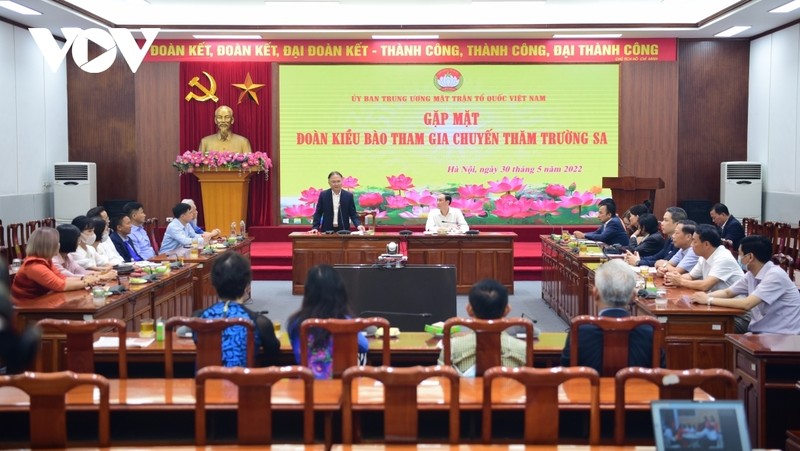 Lors de la rencontre du Comité du Front de la Patrie du Vietnam avec plus de 40 membres d’une délégation des Viet kieu. Photo: VOV