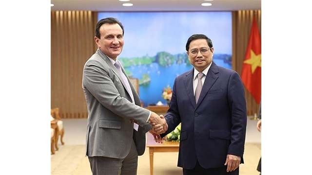 Le Premier ministre vietnamien, Pham Minh Chinh (à droite), et Pascal Soriot, PDG/directeur exécutif du groupe Astrazeneca. Photo : VNA.