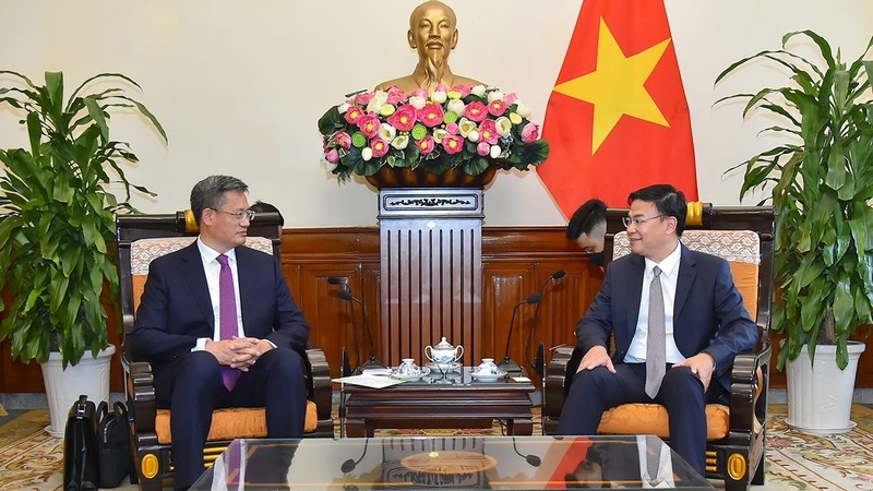 Le vice-ministre des Affaires étrangères Pham Quang Hieu (à droite) et le consul général de Chine à Ho Chi Minh Ville, Nguy Hoa Tuong. Photo: baoquocte.vn