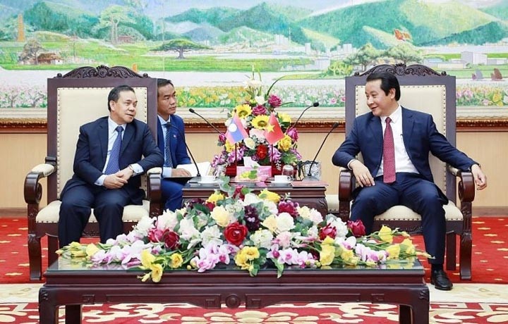 Le secrétaire adjoint permanent du comité du Parti de la province de Vinh Phuc, Pham Hoàng Anh (à droite), et l’ambassadeur du Laos au Vietnam, Sengphet Houngboungnuang. Photo : thoidai.