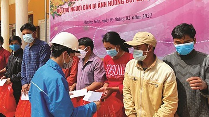 Remise des dons de l’UGVR aux habitants du district  de Huong Hoa, province de Quang Tri (au Centre du Vietnam). Photo : CVN.